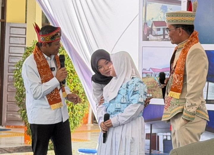 Wamendikdasmen dan Gubernur Kalimantan Tengah Bersama Siswi SKH Negeri 1 Palangka Raya
