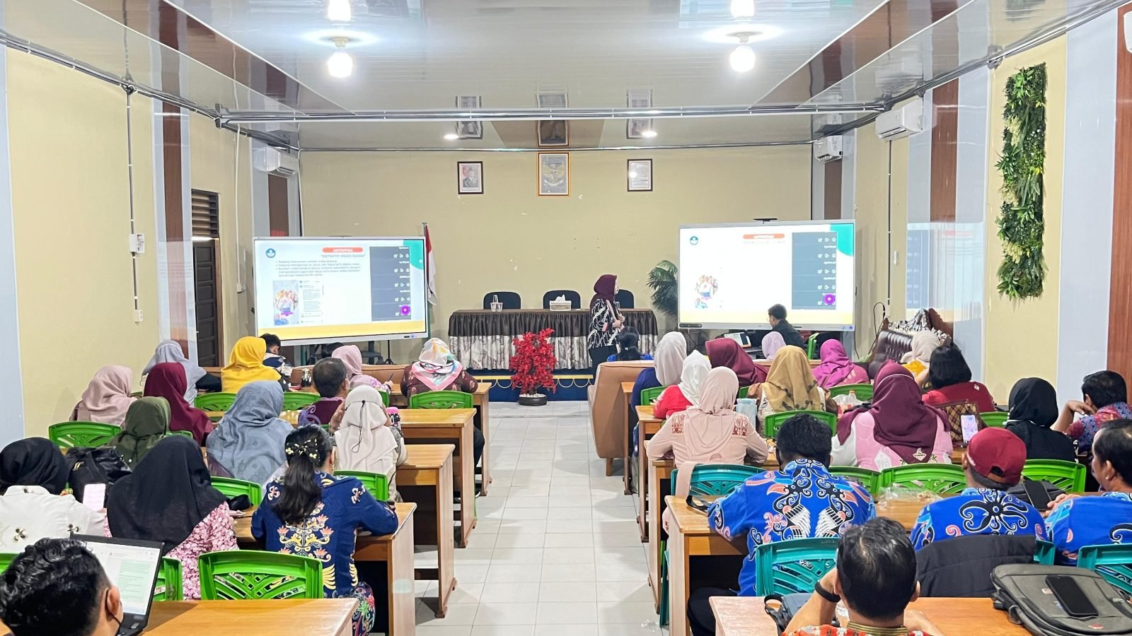Tingkatkan Kompetensi Digital Guru SKH Negeri 1 Palangka Raya Mengadakan IHT TIK Bidang Digital Marketing 