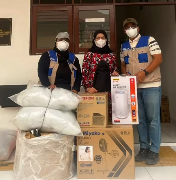 SKH Negeri 1 Palangka Raya menerima bantuan dari masyarakat Indonesia melalui Humanies Project bersama Youth Act Kalimantan dalam program Sekolah Aman Asap